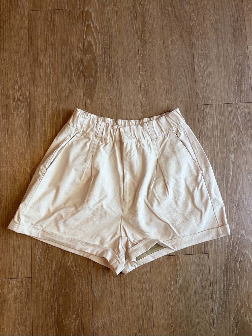 Pull & Bear Cream High-Waist Pleated Elastic Pleather Shorts